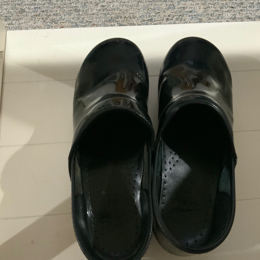 BLACK PATENT DANSKO CLOGS